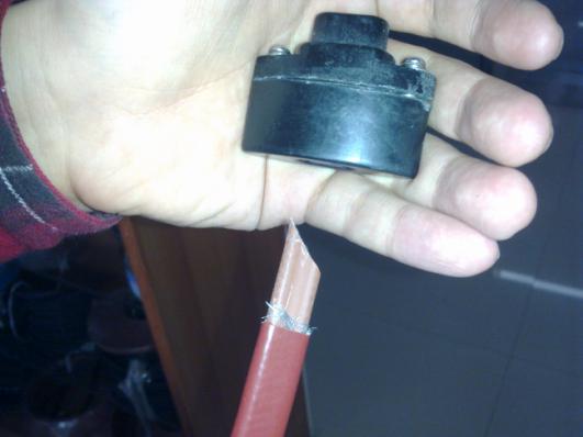 將電伴熱帶的末端剝去外護套及屏蔽層，將伴熱帶線芯剪成斜口